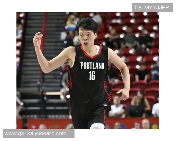 杨瀚森与奥登同框合影分享小圣诞树装饰喜悦时刻即将迎接12月的到来