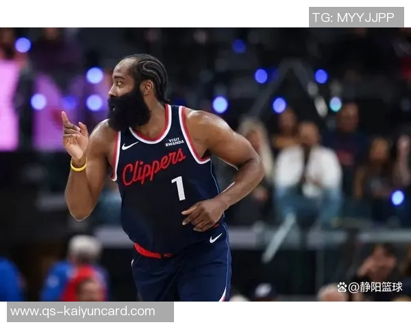 哈登36岁依旧拼搏51分钟赛场上的孤独与坚持让人心疼