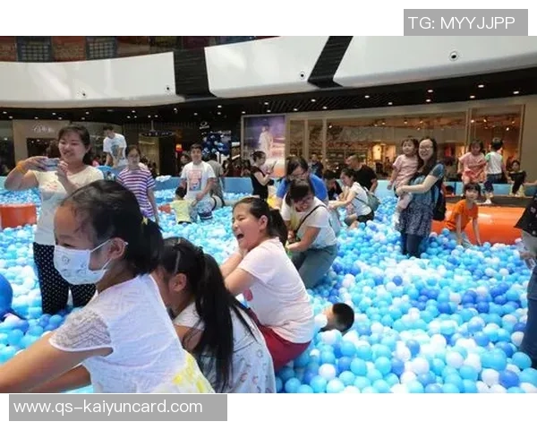 大球后退失足鞋子滑落意外摔倒引发全场哄笑的囧事